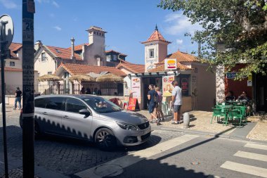 Portekiz 'in Sintra şehrinde kaldırımda yürüyen turistler 