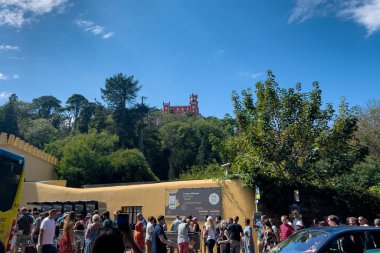 Turistler Sintra Ulusal Sarayı 'na girmek için kuyrukta bekliyorlar.