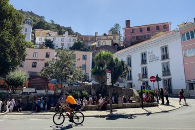 Bisikletçiler Sintra 'da bisiklet sürüyor.