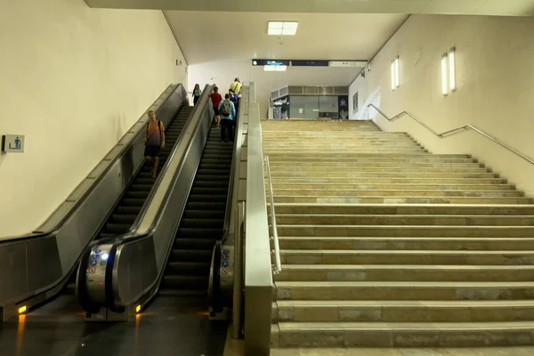 Lidé Eskalátorech Uvnitř Stanice Metra Reboleira Lisabonu — Stock fotografie