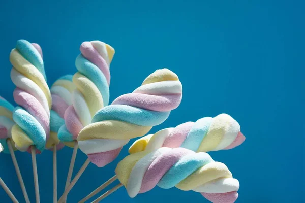 Světlé Pestrobarevné Marshmellow Modrém Pozadí Slunci — Stock fotografie