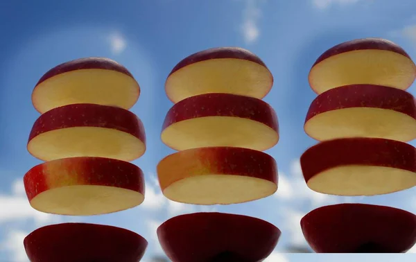 Σειρές Ένα Κόκκινο Μήλο Κομμένα Οριζόντια Τέσσερις Κατά Ένα Μπλε — Φωτογραφία Αρχείου