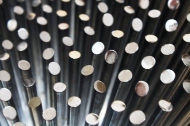 Bulanık metal çivilerle soyutlama 