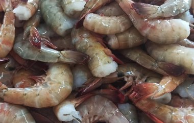 Arka plan, deniz ürünleri, kafası olmayan parlak karidesler.