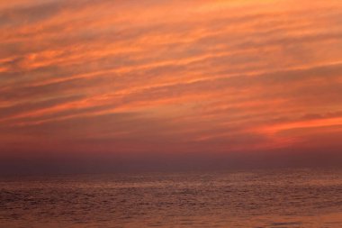 Atlantik Okyanusu üzerinde gün doğumu