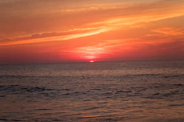 Atlantik Okyanusu üzerinde gün doğumu
