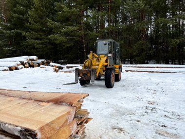 Kışın kereste fabrikasında çalışan kirişçiler.