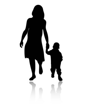 Bir ailenin silueti. Anne ve bebek el ele tutuşuyor. Yansıma.
