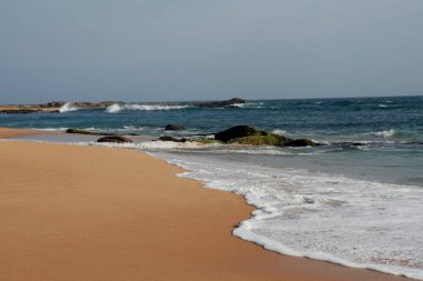 Manzara. Dalgalar kumsala vurdu..