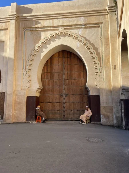 Δύο Γέροι Μαροκινοί Κάθονται Μπροστά Μια Πόρτα Παλατιού — Φωτογραφία Αρχείου