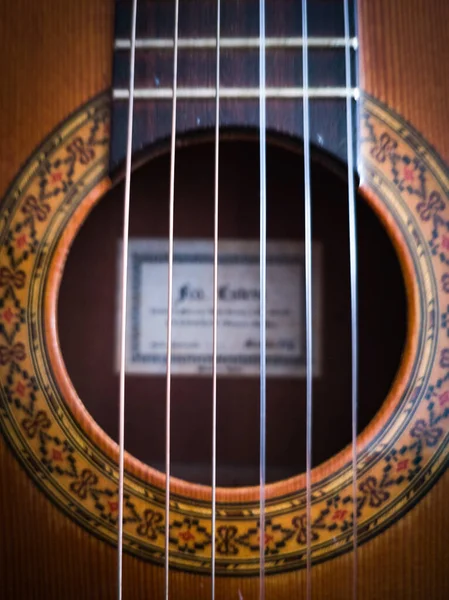 Parte Una Guitarra Acustica Diapason Guitarra Con Cuerdas Sobre Fondo — Stockfoto