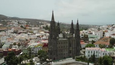 Kilise videosu 4k içinde parallax etkisi ile.