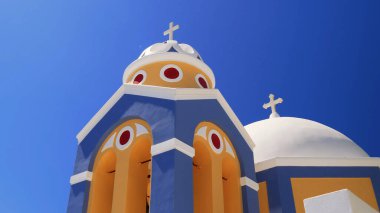 Resimli ve büyüleyici Santorini adası.