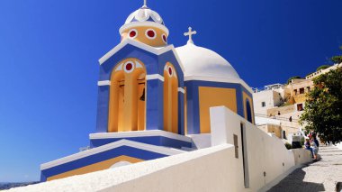 Resimli ve büyüleyici Santorini adası.