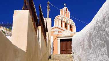 Resimli ve büyüleyici Santorini adası.