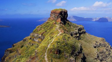 Resimli ve büyüleyici Santorini adası.