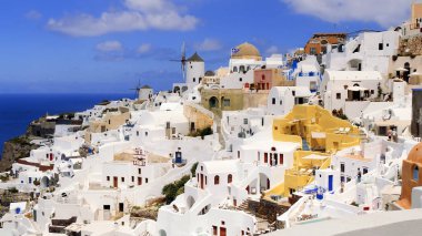 Resimli ve büyüleyici Santorini adası.