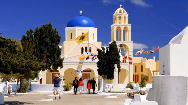 Resimli ve büyüleyici Santorini adası.