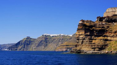 Resimli ve büyüleyici Santorini adası.