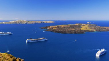 Resimli ve büyüleyici Santorini adası.