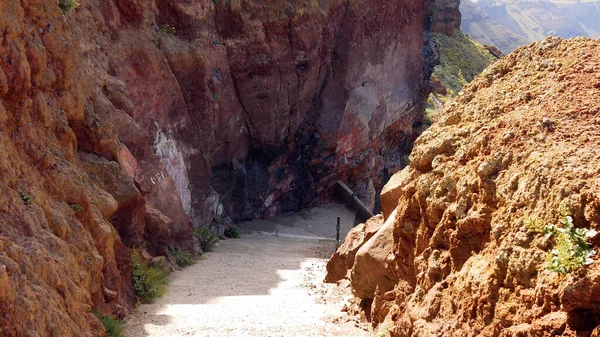 Resimli ve büyüleyici Santorini adası.