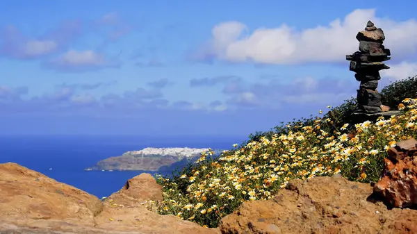 Resimli ve büyüleyici Santorini adası.