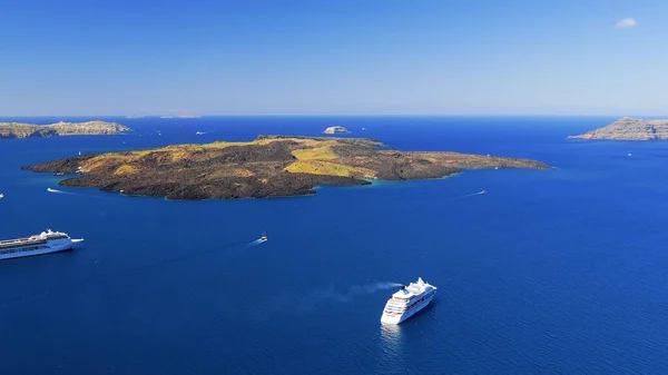 Resimli ve büyüleyici Santorini adası.