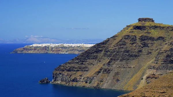 Resimli ve büyüleyici Santorini adası.