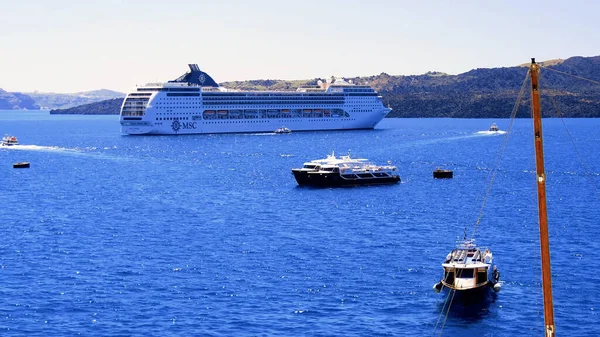 Resimli ve büyüleyici Santorini adası.