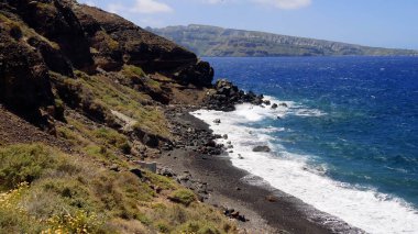Dağları ve mavi gökyüzüyle adanın güzel manzarası