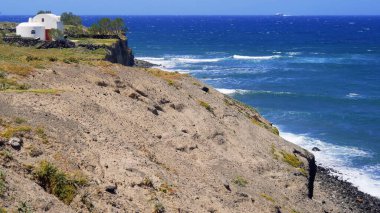 Mavi gökyüzü ve beyaz duvarları olan bir kilise manzarası. Yunan, Yunan.