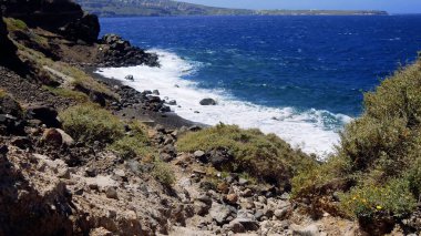Mavi gökyüzü ve beyaz duvarları olan bir kilise manzarası. Yunan, Yunan.