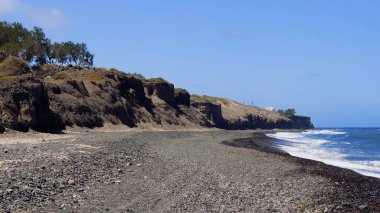 Mavi gökyüzü ve beyaz duvarları olan bir kilise manzarası. Yunan, Yunan.
