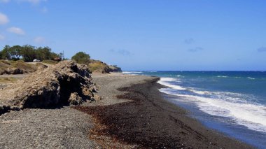 Mavi gökyüzü ve beyaz duvarları olan bir kilise manzarası. Yunan, Yunan.