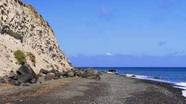 Mavi gökyüzü ve beyaz duvarları olan bir kilise manzarası. Yunan, Yunan.