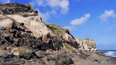 Mavi gökyüzü ve beyaz duvarları olan bir kilise manzarası. Yunan, Yunan.