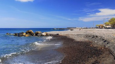 Mavi gökyüzü ve beyaz duvarları olan bir kilise manzarası. Yunan, Yunan.