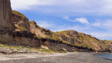 Mavi gökyüzü ve beyaz duvarları olan bir kilise manzarası. Yunan, Yunan.