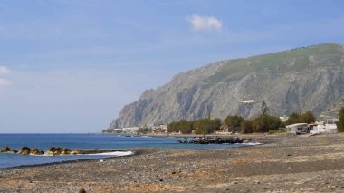 Mavi gökyüzü ve beyaz duvarları olan bir kilise manzarası. Yunan, Yunan.