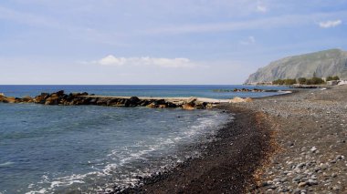 Mavi gökyüzü ve beyaz duvarları olan bir kilise manzarası. Yunan, Yunan.
