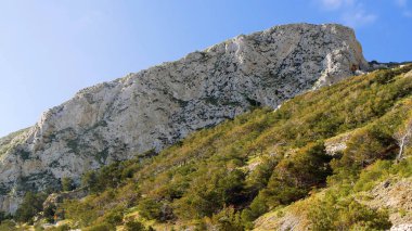 Mavi gökyüzü ve beyaz duvarları olan bir kilise manzarası. Yunan, Yunan.