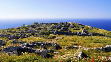 Mavi gökyüzü ve beyaz duvarları olan bir kilise manzarası. Yunan, Yunan.