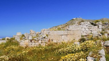 Mavi gökyüzü ve beyaz duvarları olan bir kilise manzarası. Yunan, Yunan.