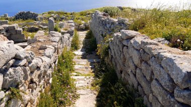 Mavi gökyüzü ve beyaz duvarları olan bir kilise manzarası. Yunan, Yunan.