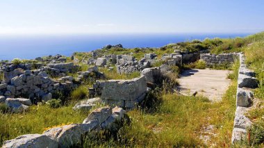 Mavi gökyüzü ve beyaz duvarları olan bir kilise manzarası. Yunan, Yunan.