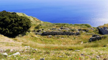 Mavi gökyüzü ve beyaz duvarları olan bir kilise manzarası. Yunan, Yunan.