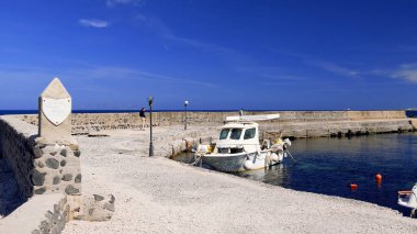 Mavi gökyüzü ve beyaz duvarları olan bir kilise manzarası. Yunan, Yunan.