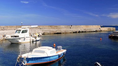 Mavi gökyüzü ve beyaz duvarları olan bir kilise manzarası. Yunan, Yunan.