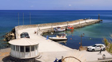 Mavi gökyüzü ve beyaz duvarları olan bir kilise manzarası. Yunan, Yunan.