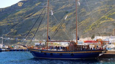Mavi gökyüzü ve beyaz duvarları olan bir kilise manzarası. Yunan, Yunan.